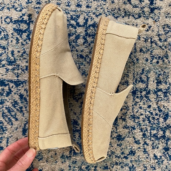 TOMS slip on canvas shoes - Picture 2 of 4